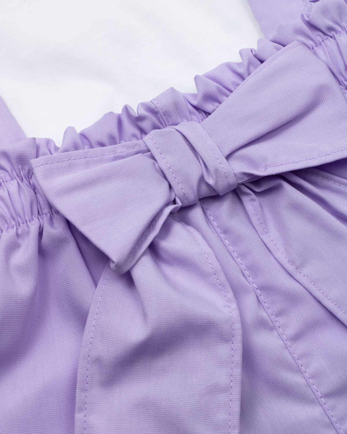 Conjunto blusa blanca con bordado, mangas con boleros y short lila con tirantes para niña