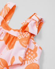 Conjunto blusa estampada de tiras con detalle de moño y short beige para niña