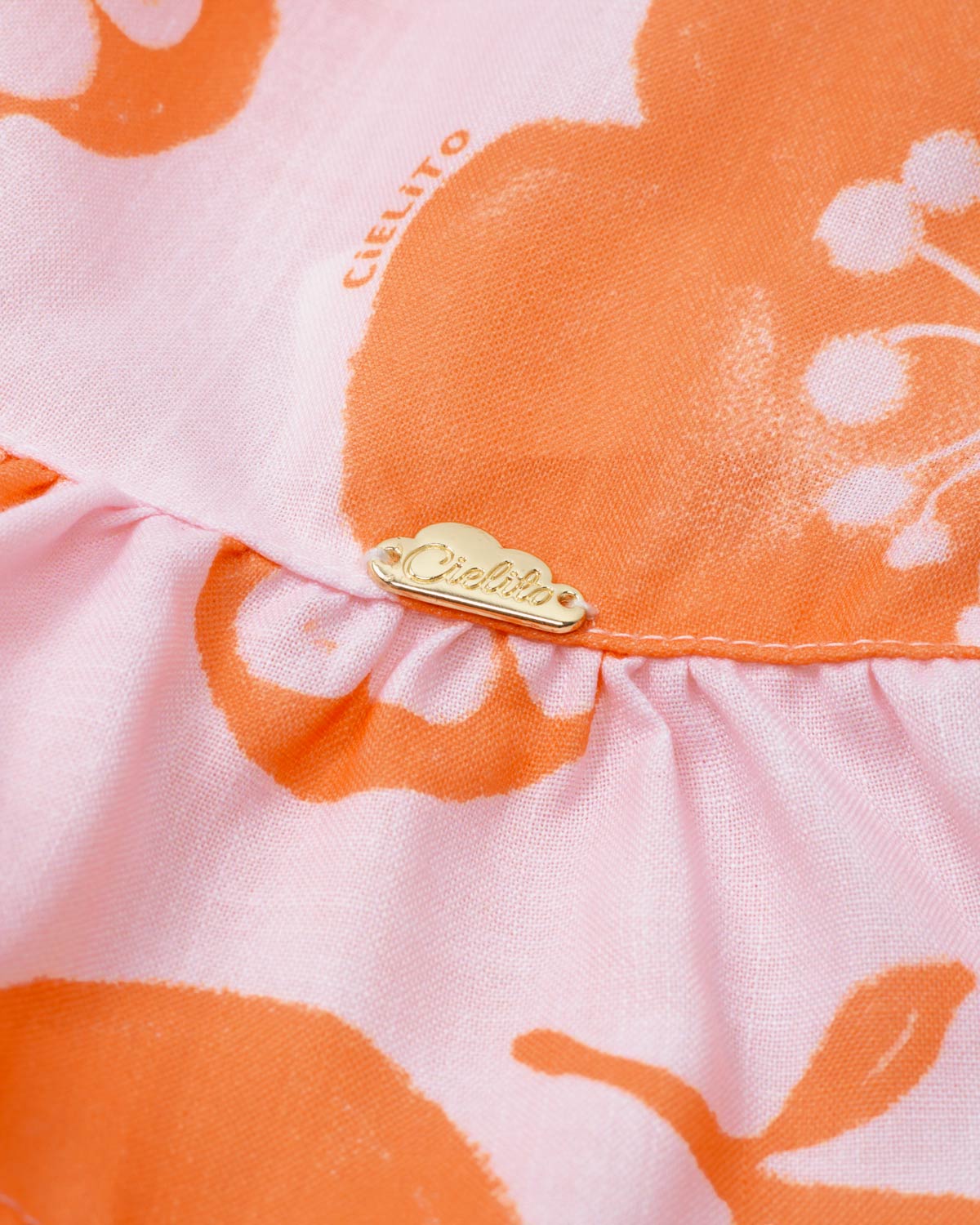 Conjunto blusa estampada de tiras con detalle de moño y short beige para niña