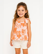 Conjunto blusa estampada de tiras con detalle de moño y short beige para niña
