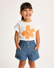 Conjunto camiseta con estampado de flor y short chambray para niña