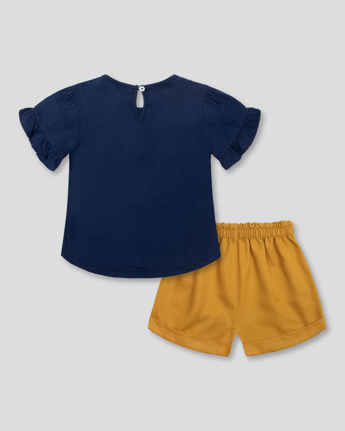 Conjunto blusa azul con estampado y short mostaza para niña