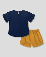 Conjunto blusa azul con estampado y short mostaza para niña