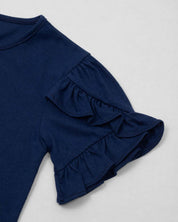 Conjunto blusa azul con estampado y short mostaza para niña