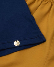 Conjunto blusa azul con estampado y short mostaza para niña