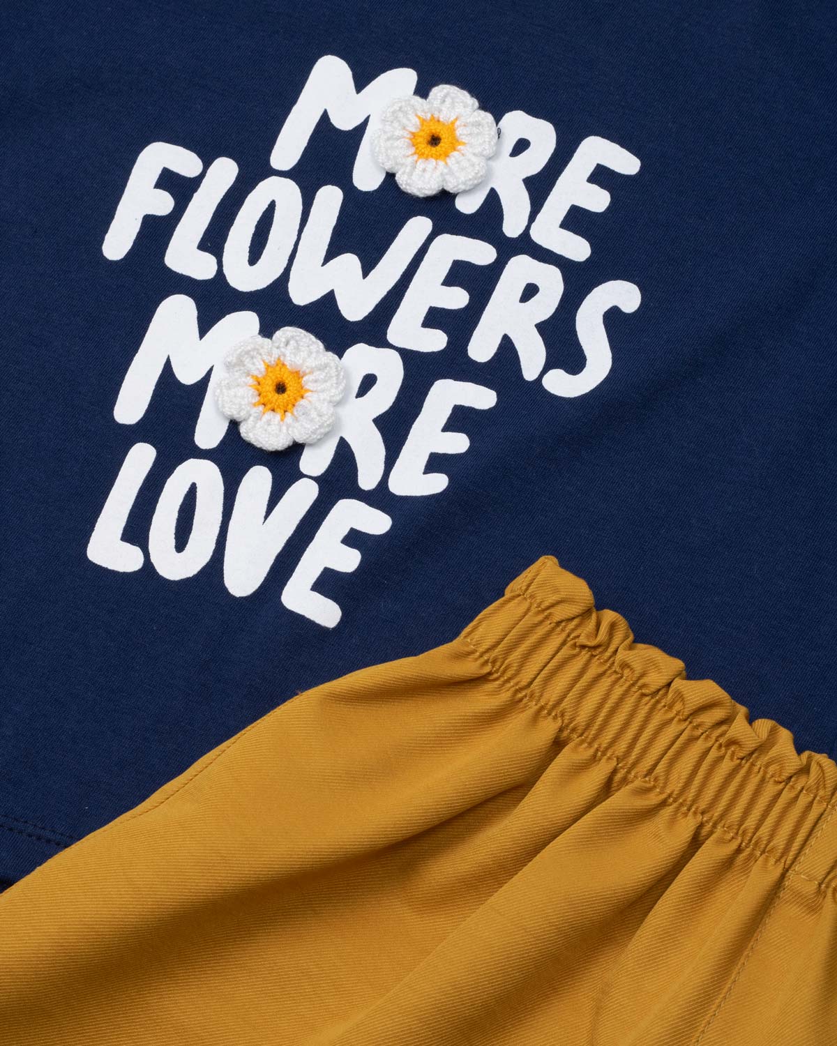 Conjunto blusa azul con estampado y short mostaza para niña