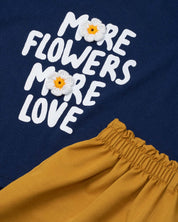 Conjunto blusa azul con estampado y short mostaza para niña