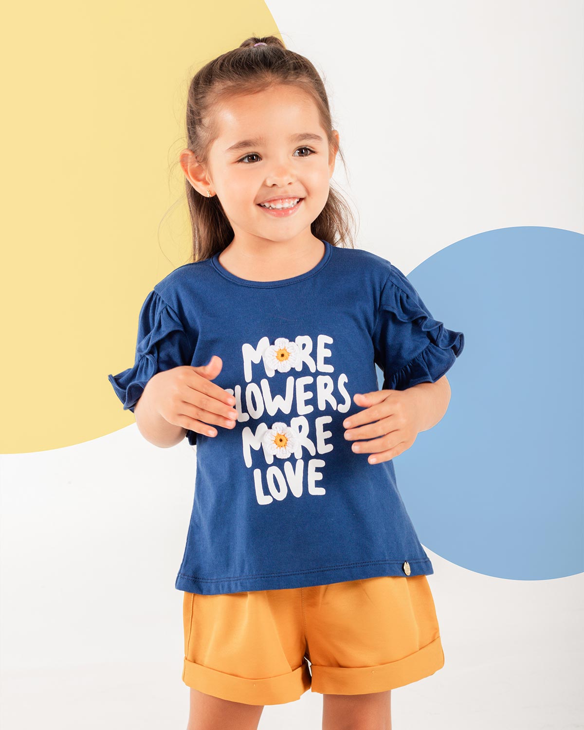 Conjunto blusa azul con estampado y short mostaza para niña