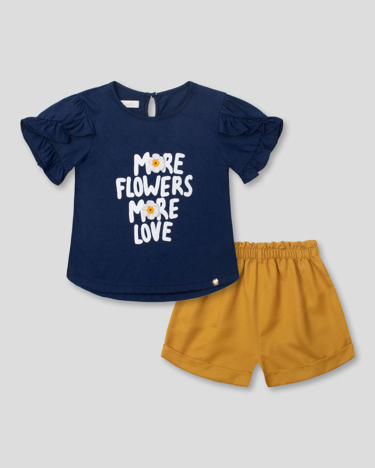 Conjunto blusa azul con estampado y short mostaza para niña