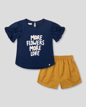 Conjunto blusa azul con estampado y short mostaza para niña