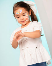 Conjunto blusa blanca con detalle de moñitos, terminado en bolero y leggins azul para niña