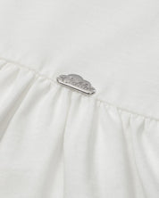 Conjunto blusa blanca con detalle de moñitos, terminado en bolero y leggins azul para niña