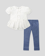 Conjunto blusa blanca con detalle de moñitos, terminado en bolero y leggins azul para niña