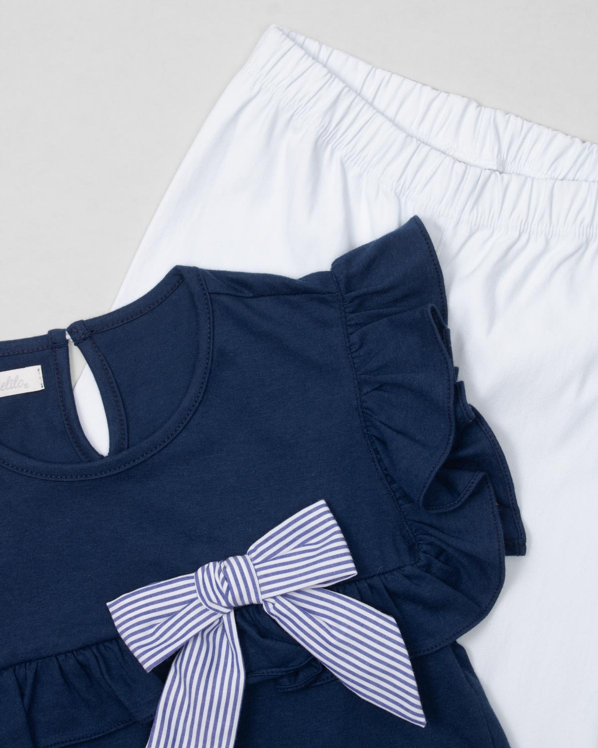 Conjunto blusa azul con bolero, moño de rayas y leggins blanco para niña