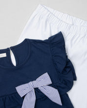Conjunto blusa azul con bolero, moño de rayas y leggins blanco para niña