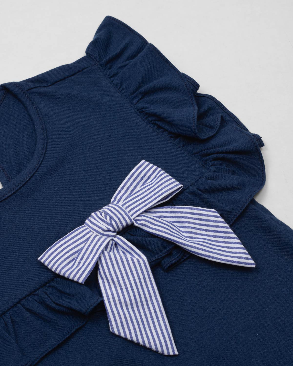 Conjunto blusa azul con bolero, moño de rayas y leggins blanco para niña