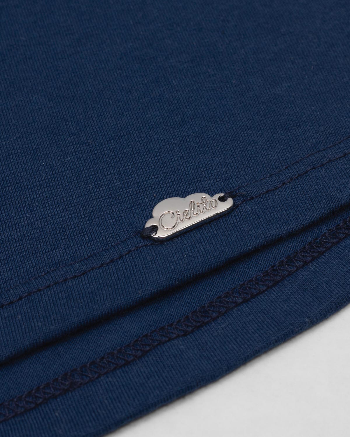 Conjunto blusa azul con bolero, moño de rayas y leggins blanco para niña