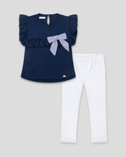 Conjunto blusa azul con bolero, moño de rayas y leggins blanco para niña