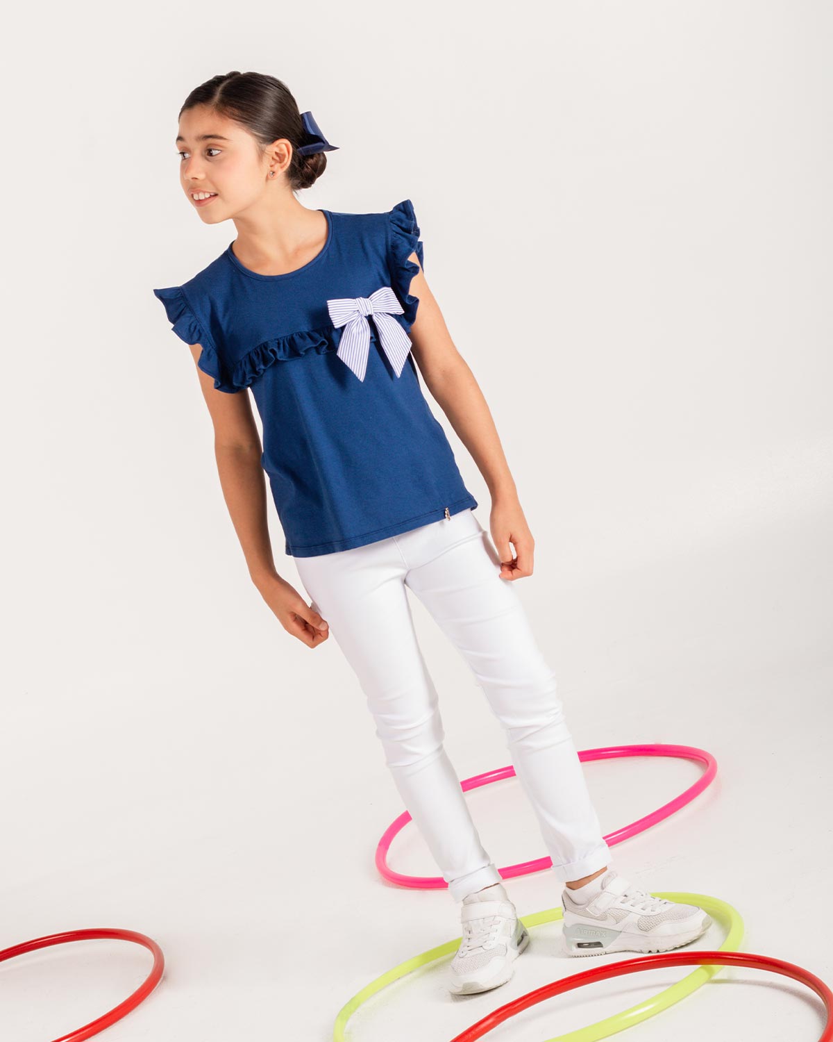 Conjunto blusa azul con bolero, moño de rayas y leggins blanco para niña