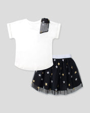 Conjunto camiseta blanca con moño y falda negra en tul con estrellas para niña