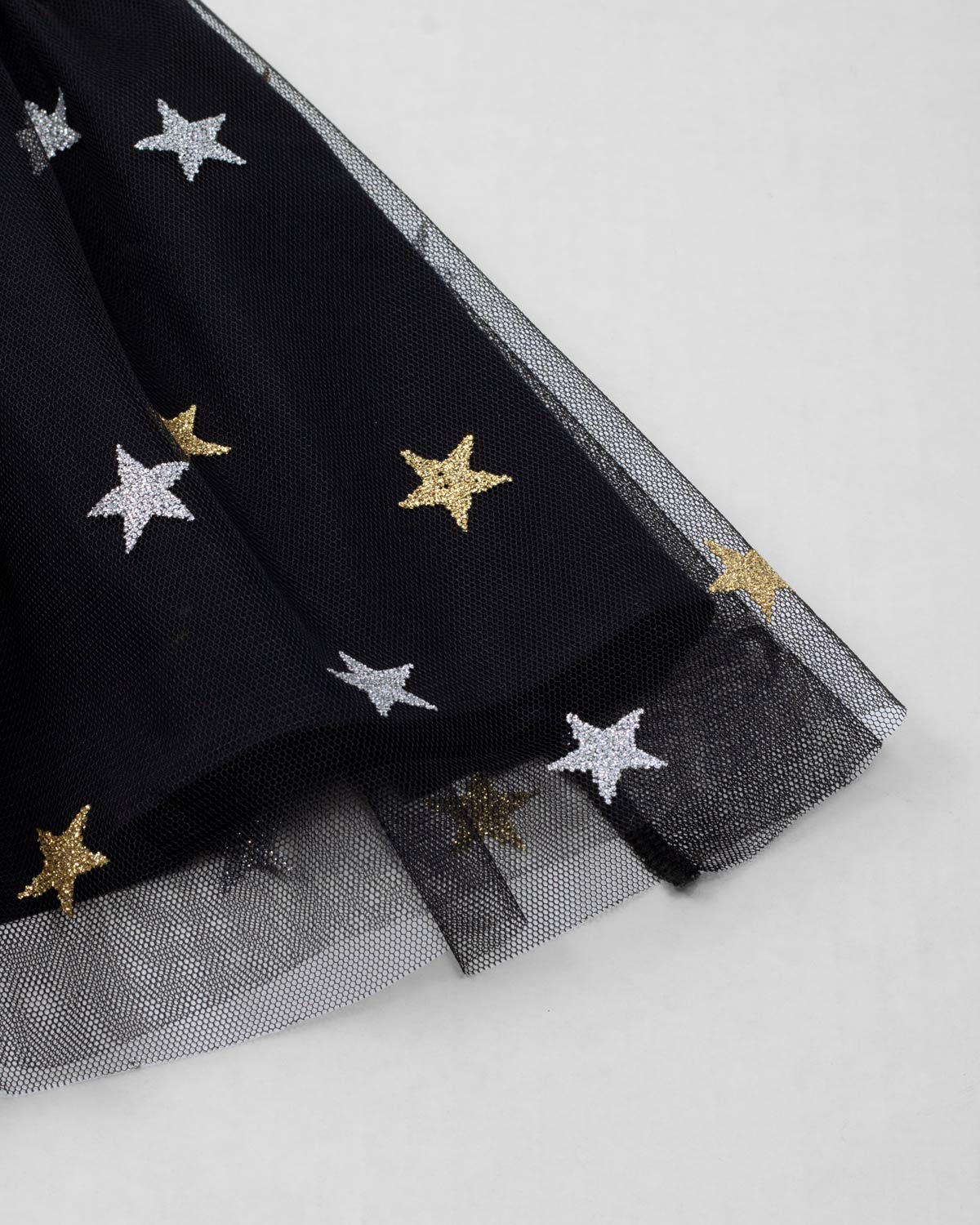 Conjunto camiseta blanca con moño y falda negra en tul con estrellas para niña