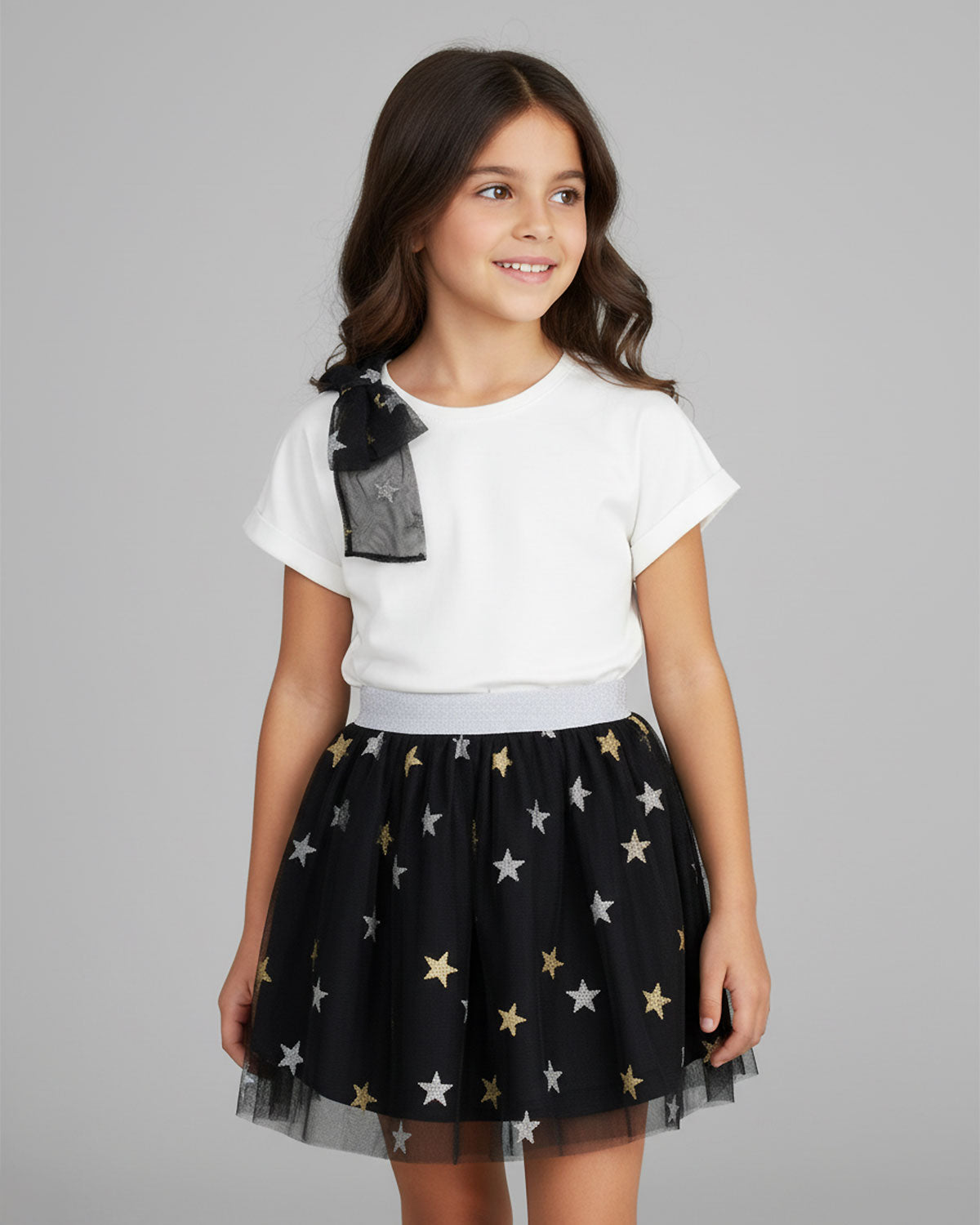 Conjunto camiseta blanca con moño y falda negra en tul con estrellas para niña