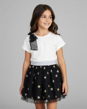 Conjunto camiseta blanca con moño y falda negra en tul con estrellas para niña