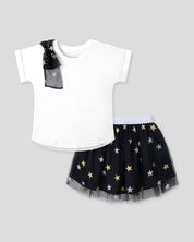 Conjunto camiseta blanca con moño y falda negra con estrellas para niña