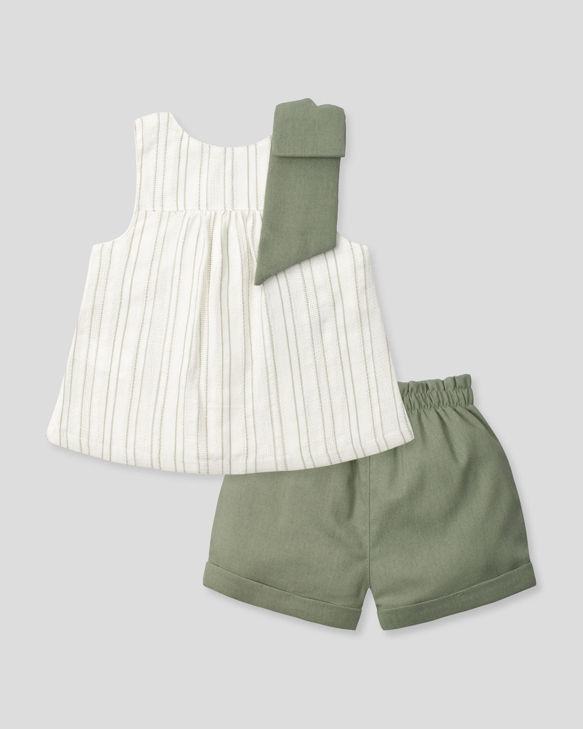 Conjunto en lino de blusa con moño en hombro y short verde para niña