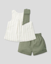 Conjunto en lino de blusa con moño en hombro y short verde para niña