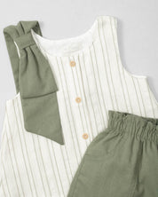 Conjunto en lino de blusa con moño en hombro y short verde para niña