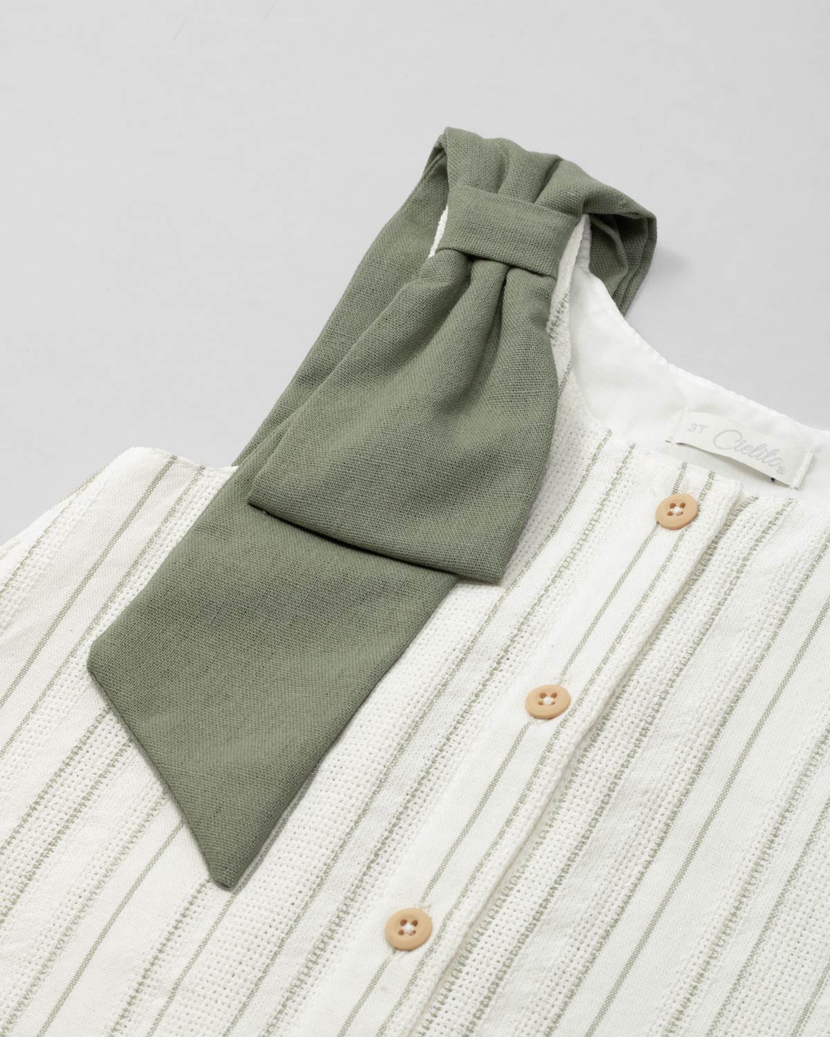 Conjunto en lino de blusa con moño en hombro y short verde para niña