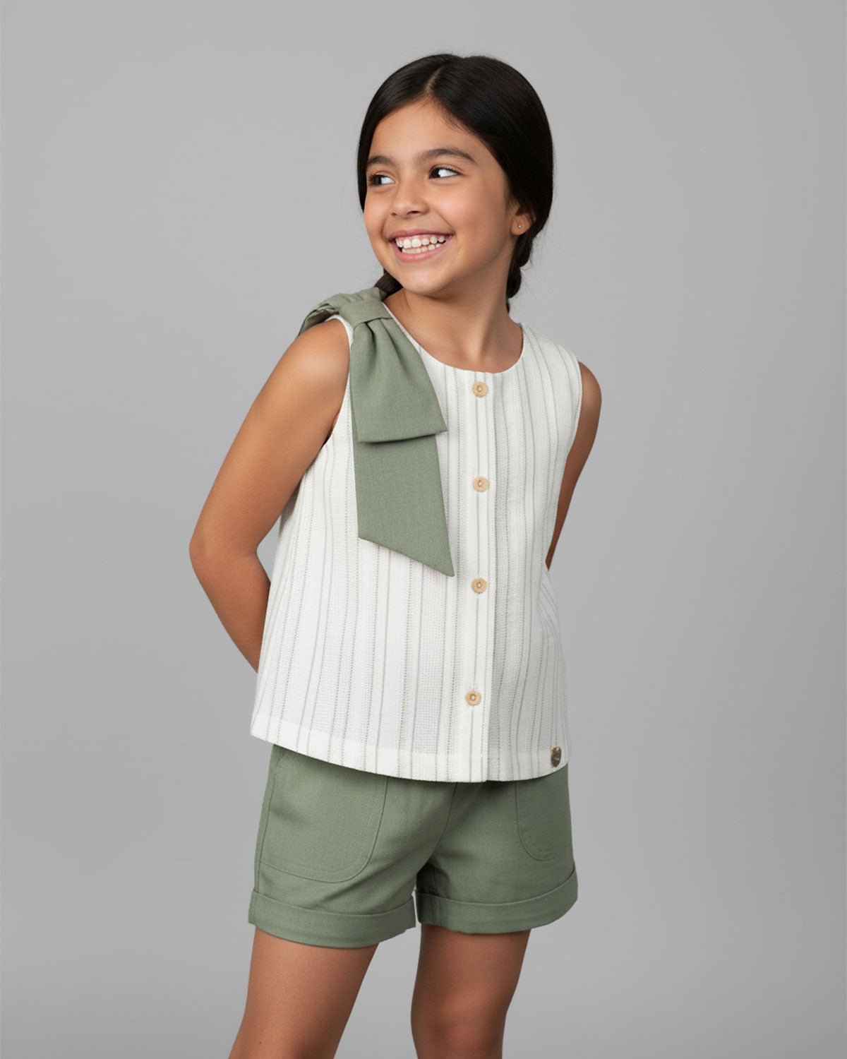 Conjunto en lino de blusa con moño en hombro y short verde para niña
