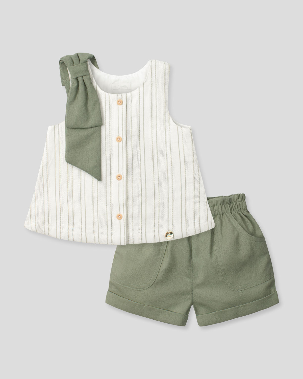 Conjunto en lino de blusa con moño en hombro y short verde para niña