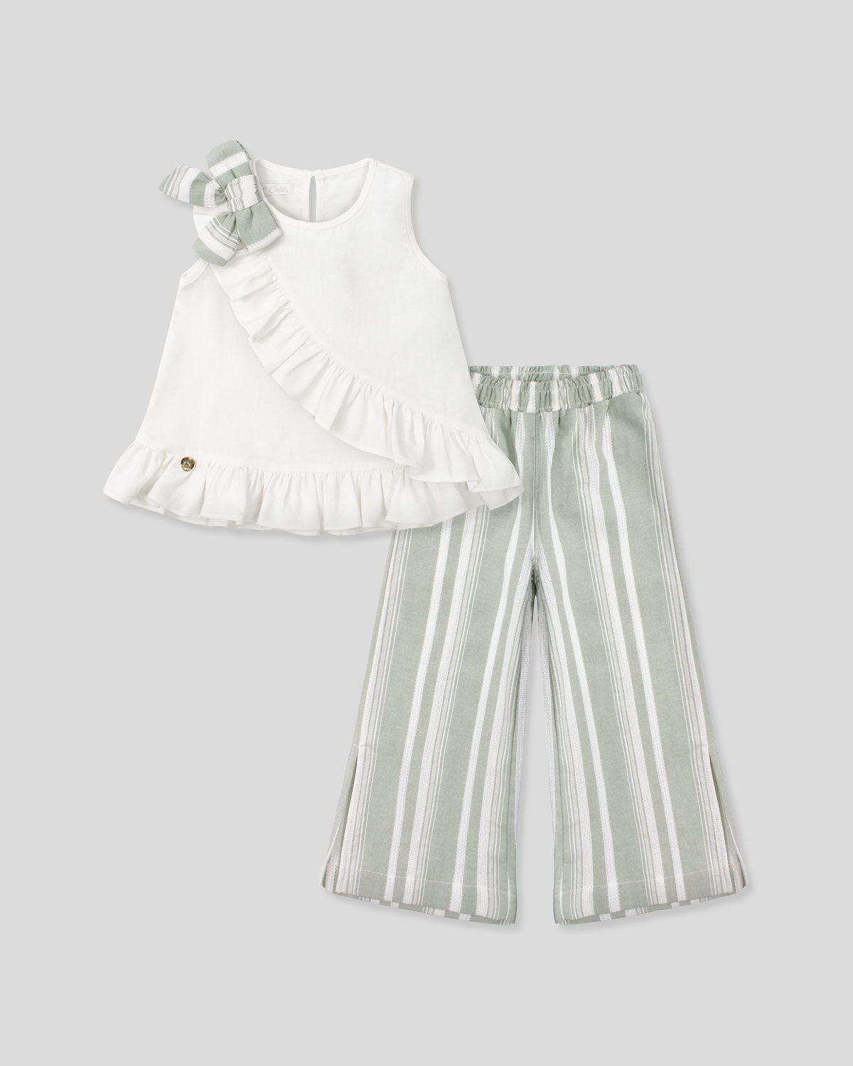 Conjunto blusa blanca de bolero cruzado con moño y pantalón verde en lino para niña