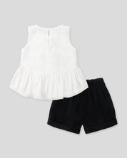 Conjunto blusa blanca con moñitos, bolero y short negro para niña