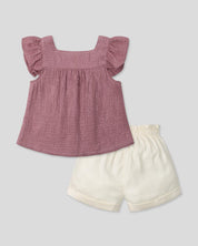 Conjunto blusa palo de rosa oscuro con botones y short crema para niña