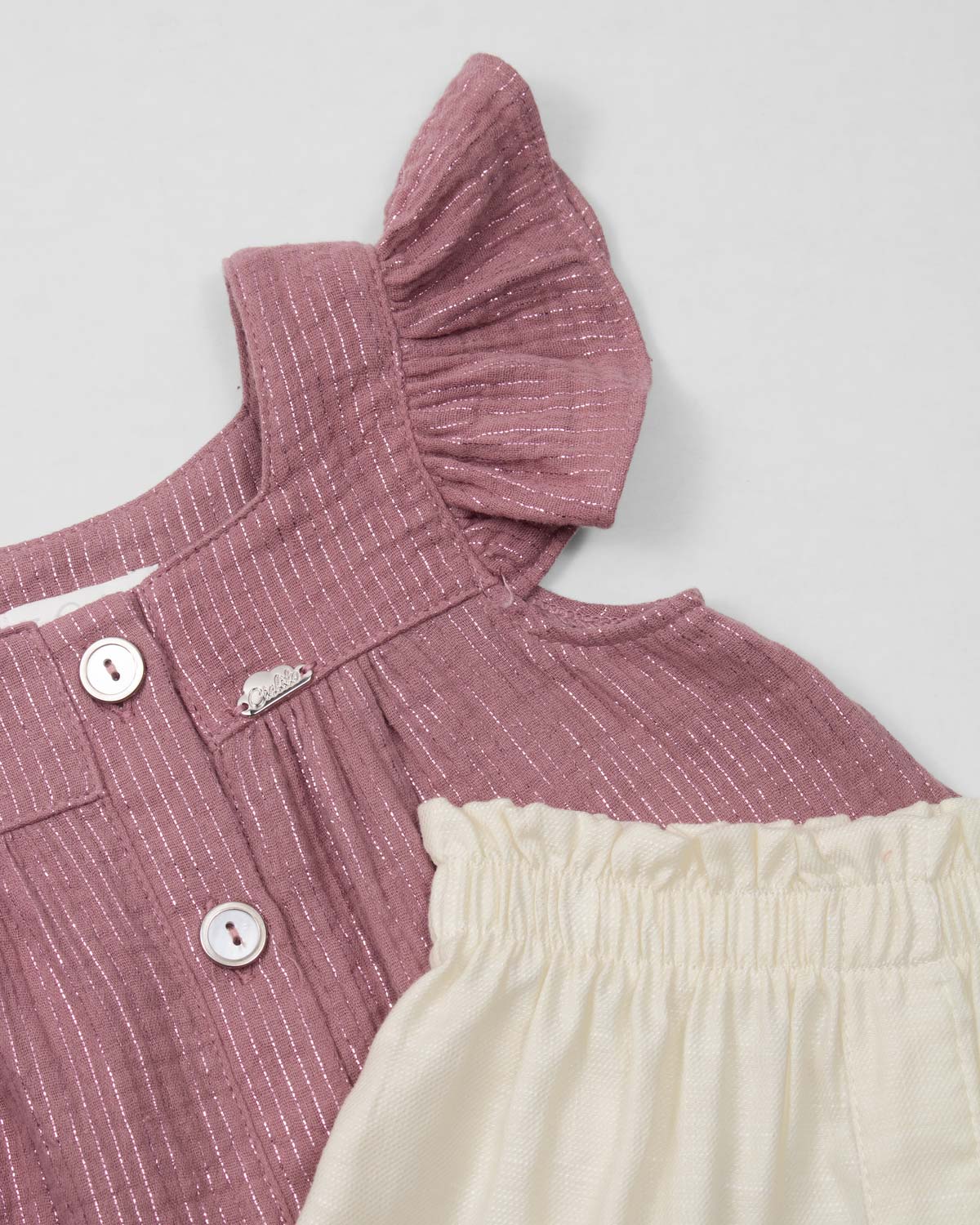 Conjunto blusa palo de rosa oscuro con botones y short crema para niña