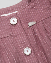 Conjunto blusa palo de rosa oscuro con botones y short crema para niña