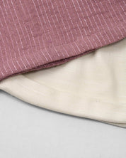 Conjunto blusa palo de rosa oscuro con botones y short crema para niña