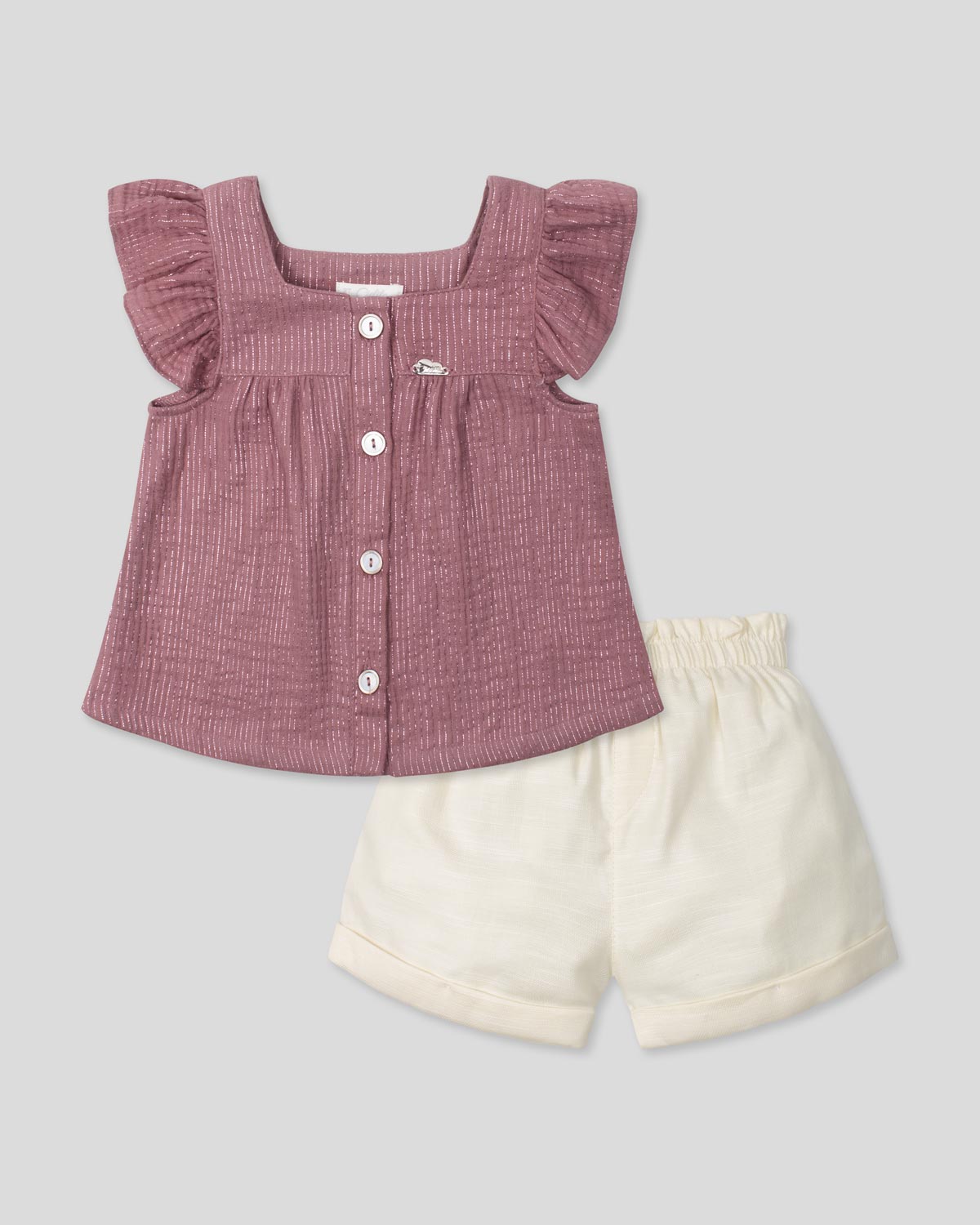 Conjunto blusa palo de rosa oscuro con botones y short crema para niña