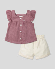 Conjunto blusa palo de rosa oscuro con botones y short crema para niña