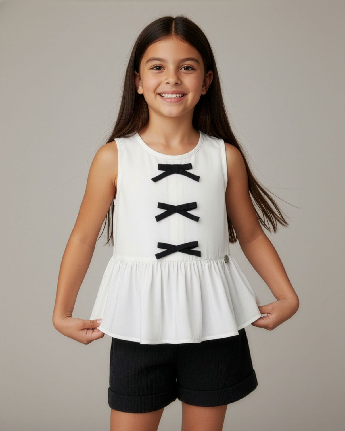 Conjunto blusa blanca con moñitos, bolero y short negro para niña