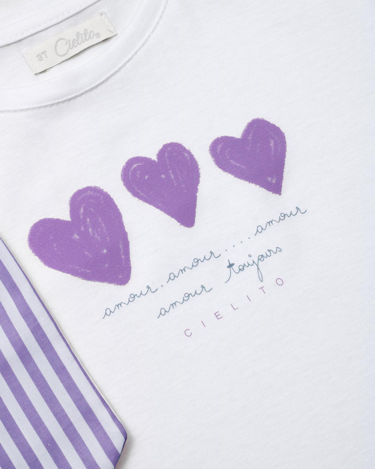 Camiseta blanca con estampado de corazones y moño en hombro de rayas lila para niña