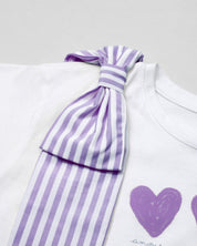 Camiseta blanca con estampado de corazones y moño en hombro de rayas lila para niña