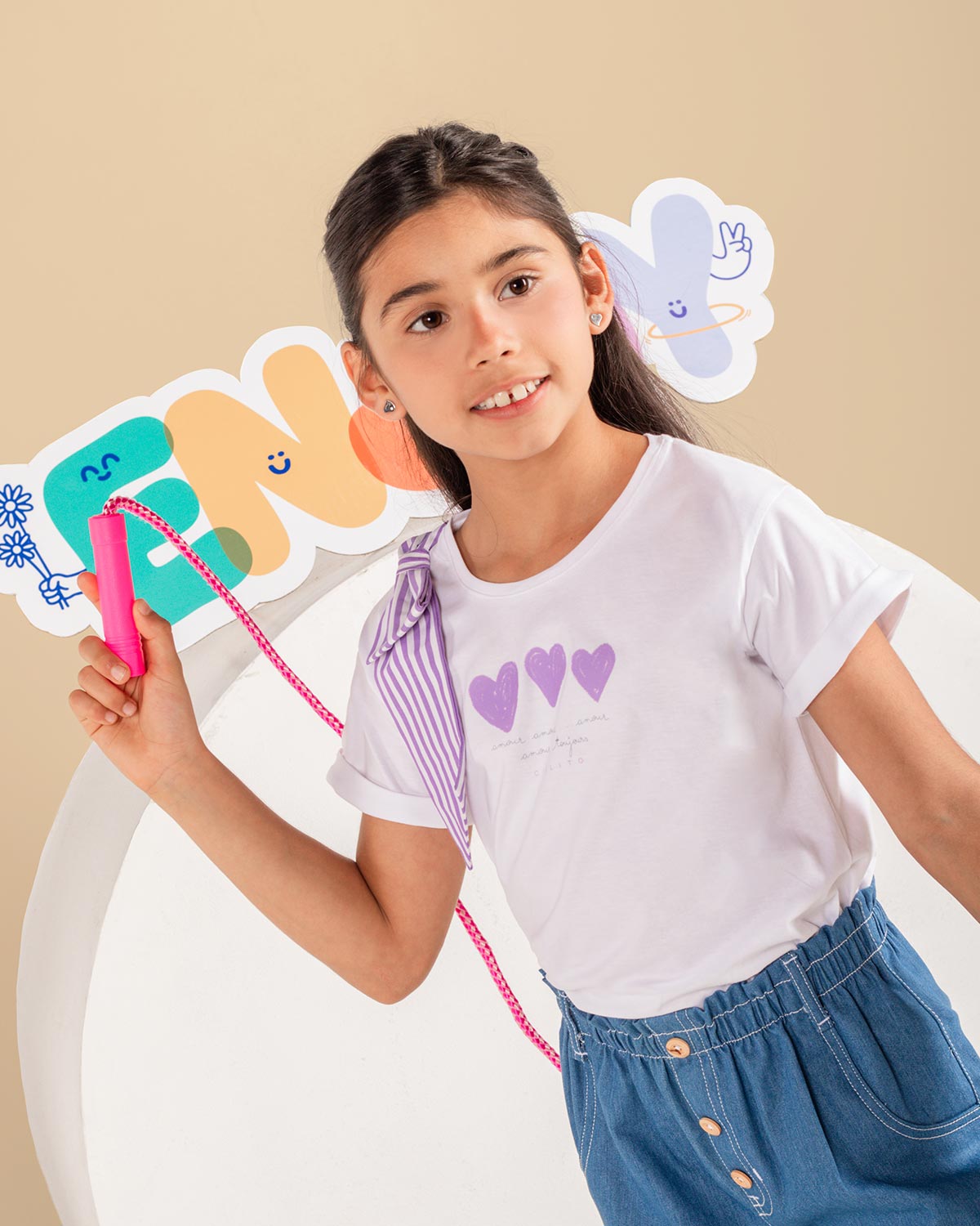 Camiseta blanca con estampado de corazones y moño en hombro de rayas lila para niña