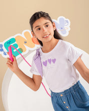 Camiseta blanca con estampado de corazones y moño en hombro de rayas lila para niña