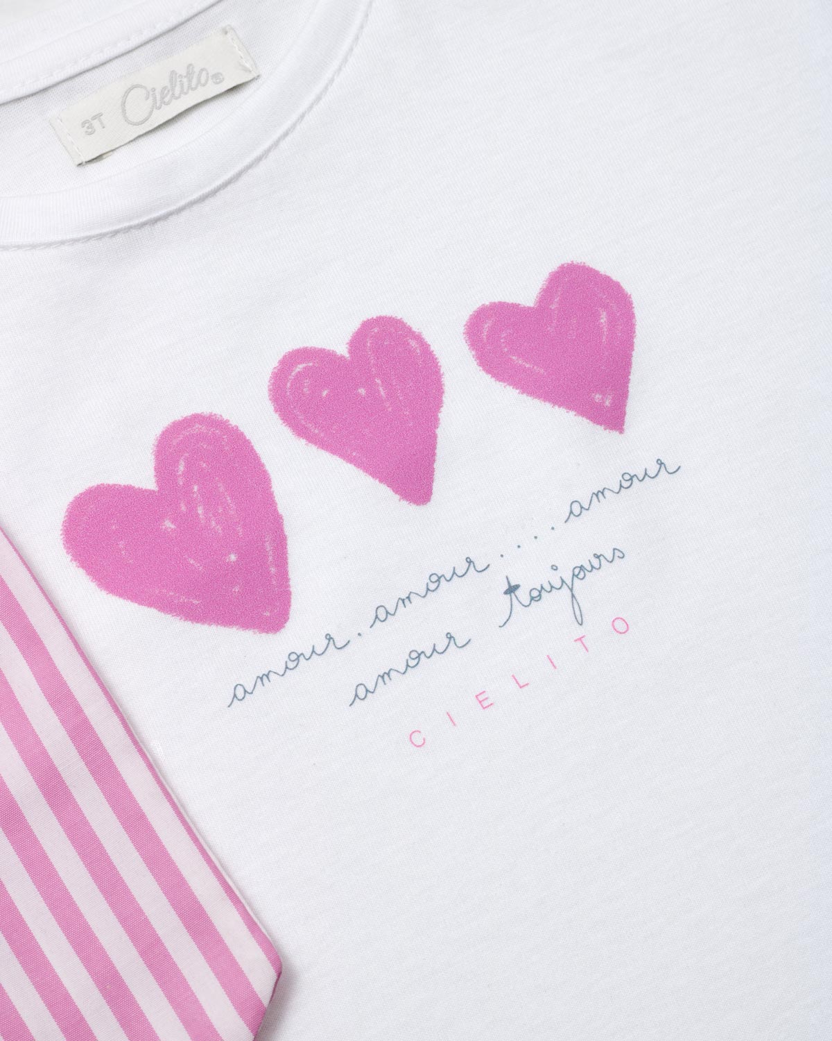 Camiseta blanca con estampado de corazones y moño en hombro de rayas rosa para niña