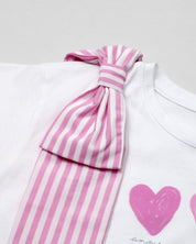 Camiseta blanca con estampado de corazones y moño en hombro de rayas rosa para niña