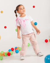 Camiseta blanca con estampado de corazones y moño en hombro de rayas rosa para niña